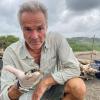 Hannes Jaenicke mit einer frisch geschlüpften Oliv-Bastard-Schildkröte am Strand von Ostional in Costa Rica.