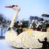 Zeller Umzug 1969: Auf einem Schwan „ritt“ damals die Garde von Zell ohne See durch Griesbeckerzell. Auf dem Bild sind die Schneemassen zu sehen, die damals am Faschingssonntag auf der Straße und am Weg lagen. 	