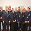 Neuwahlen und Ehrungen bei der Feuerwehr: (von links) Stephan Böhm, Kreisbrandinspektor Markus Tratzmiller, Martin Koller, Thomas Leicher, Thomas Hoffmann, Christian Joas, Tim Kullmann, Elke Hummel, Karl-Heinz Schlafmann, Michael Mayer, Leo Kitzinger, Vinzenz Wörner, Sven Magosch, Franz Bunk, Michael Springer, Kreisbrandmeister Jürgen Schön, Kreisbrandrat Frank Schmidt, Bürgermeister Wolfgang Schenk und Feuerwehrreferent Dieter Manßhardt.  	