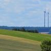 Die Windkraftanlagen in der Nachbarschaft sind von der Riedlinger Flur aus zu sehen. Anlagen, die näher liegen, lehnt der Bauausschuss ab. 