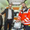 Der BRK-Kreisverband Landsberg hat einen neuen Rettungswagen vorgestellt. Links: BRK-Kreisgeschäftsführer Andreas Lehner und Christian Haberkorn (Leiter Rettungsdienste). 