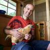 Lothar Berger hat für seine Hühner auf dem Gelände der Mozartschule einen Stall gebaut. 	