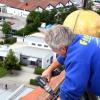 Reparaturarbeiten am Kirchturmdach von St. Ulrich in Nersingen nach Unwetter.