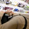 Eine Frau nimmt Kosmetikartikel aus einem Geschäft in Monheim mit, ohne diese zu bezahlen.