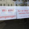 "Wir sind umgezogen": Dieses Schild passt zu drei Geschäften auf der "Wies" in Babenhausen.