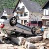 Ein von der Flut mitgerissenes Auto liegt in Altenahr. Zahlreiche Häuser in dem Ort wurden komplett zerstört oder stark beschädigt.