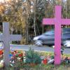 Kreuze, Bilder und Kerzen erinnern an bei einem Unfall verstorbene Jugendliche.