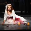 Eine Braut, die sich was traut – den frisch angetrauten Gatten ermorden zum Beispiel: Koloratursopran Maryna Zubko zeigt in der Titelrolle der „Lucia di Lammermoor“ eine großartige Leistung. 	