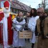 Besuchte auch den Weihnachtsmarkt: Nikolaus (Tobias Thummerer) mit seinen Engeln und dem Krampus (Jonas Hiermeier).