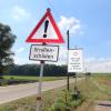 Warnschilder über Straßenschäden säumen die Staatsstraße 2019 zwischen Deisenhausen im Landkreis Günzburg und Ingstetten im Landkreis Neu-Ulm.