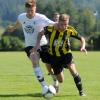 Unwiderstehlich zieht Maximilian Mayer (rechts) vom TSV Diedorf seinem Gegenspieler Patrick Geh vom SV Hammerschmiede davon. 	