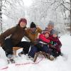Doch viele Augsburgerinnen und Augsburger freuten sich auch über den Schnee: Hier etwa Sabine Herzog, Ottmar Moser und  Tochter Julia  (vl.) mit ihren Kindern Ronja und Iana.