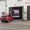 Ein Auto parkt direkt vor dem Feuerwehrhaus in Augsburg-Göggingen.