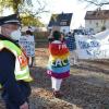 800 Teilnehmer demonstrierten am Samstag auf dem Volksfestplatz in Aichach gegen Corona-Maßnahmen. Parallel fand eine Gegendemonstration statt mit rund 30 Teilnehmern statt. Die Polizei schirmte die Gegendemonstranten ab.