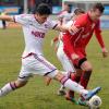 Muss sich erneut mit fränkischer Gegenwehr auseinandersetzen: Sebastian Kinzel (rotes Trikot) und der TSV Rain, hier gegen die Reserve des 1. FC Nürnberg, spielen am heutigen Samstag bei der SpVgg Greuther Fürth II.  
