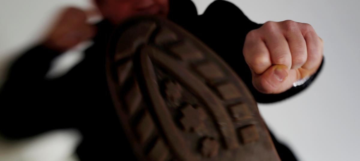 Rassistische Attacke in Augsburg: Gruppe bewirft Frau mit Eiern und tritt sie am Boden