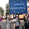 "Wir sind Europäer", "Verrat an der Verfassung", "Polexit ist ein Geschenk für Putin": Vor dem polnischen Verfassungsgericht demonstrieren Bürgerinnen gegen die Einflussnahme der Regierung auf die Justiz.