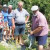 Der bunt blühende Vereinsgarten regte viele Veranstaltungsbesucher zu einem Spaziergang durch das prächtige Blumenmeer an. 	