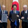 Donald Tusk, Präsident des EU-Rates, Japans Premierminister Shinzo Abe und EU-Kommissionspräsident Jean-Claude Junker (von links) haben das Freihandelsabkommen Jefta unterzeichnet.