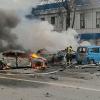 Feuerwehrleute löschen in Belgorod brennende Autos.