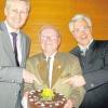 Über das süße Geschenk zum 80. Geburtstag freute sich Thaddäus Eger (Mitte) und mit ihm die Gratulanten Hansjörg Durz (links) und Ludwig Fröhlich.