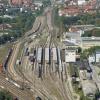 Der Augsburger Hauptbahnhof von oben: Die Stadtwerke bauen momentan an einem Straßenbahntunnel samt unterirdischer Haltestelle unter den Bahnsteigen.