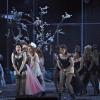 Eine großes Gruppenbild der Inszenierung von Verdis Oper „Macbeth“, die im Theater Augsburg wiederaufgenommen worden ist. 