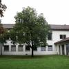 Bis in drei bis sechs Monaten eine geplante Asylunterkunft im Gewerbegebiet zur Verfügung steht, sollen kurzfristig 50 bis 60 Flüchtlinge im alten Schulgebäude auf dem Kirchberg in Obermeitingen aufgenommen werden. 