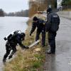 Beim Einsatz vor zwei Wochen: Polizeitaucher suchen die Tatwaffe in der Donau.