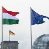 Die Flaggen Ungarns und der Europäischen Union vor dem Reichstag in Berlin.