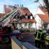 In einem Wohngebiet im Augsburger Stadtteil Pfersee ist es am Montagmittag zu einem Brand in einer Doppelhaushälfte gekommen. Die Feuerwehr ist mit einem Großaufgebot vor Ort.