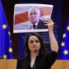 Swetlana Tichanowskaja hielt während ihrer Rede anlässlich der Verleihung des Sacharow-Preises im Europäischen Parlament ein Bild des belarussischen Politikers Nikolaj Statkewitsch hoch.