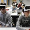 Schüler der 9d lernen gerade die neuen VR-Brillen kennen, die das Dossenberger-Gymnasium angeschafft hat. In sogenannten Profilstunden können die Schülerinnen und Schüler selbst probieren und experimentieren. 	