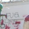 Rote Farbe auf dem Denkmal, vulgäre Sprüche an öffentlichen Plätzen: Unbekannte Sprayer treiben seit einigen Monaten in Altenstadt ihr Unwesen.