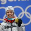 Olympiasieger Andreas Wellinger aus Deutschland jubelt bei der Medaillenvergabe über die Goldmedaille.