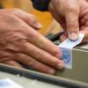 Eine Wahlurne wird mit einem Wahlsiegel des Freistaats Bayern versiegelt.