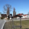 An der Ortseinfahrt aus Richtung Kleinaitingensoll am Dreifaltigkeitsweg eine Seniorenwohnanlage mit Tagespflegegebaut werden. Der Altbau auf dem Grundstück wird schon abgerissen.