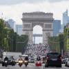 Überall Autos: die Champs-Elysees unweit des Arc de Triomphe in Paris. 	