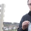 Am Sonntag präsentiert Filmemacher Thomas Majewski die DVD „Verborgen in Schnuttenbach. Links im Bild: Das Mahnmal „Gitter des Schattens“. Dazwischen geht der Blick dorthin, wo sich einst das Lager befand.