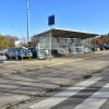 Am Fußgängerüberweg beim Bobinger Industriepark wurde zwar eine Rampe zum Parkplatz angelegt, der Zebrastreifen ist aber weiterhin nur über eine Bordsteinkante zu erreichen.