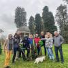 Bei der Pflanzung der letzten von zehn vom Rotary Club Ammersee Römerstraße gestifteten Bäume im Schacky-Park in Dießen waren einige Vereinsverteter dabei.