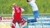 Ins Leere geflogen: Der Kissinger SC (blau-weiß) musste sich Adelzhausen mit 0:2 geschlagen geben. 