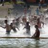 Besonders der Start, wenn alle Triathlon-Teilnehmer ins Wasser des Kuhsees stürmen, ist ein Höhepunkt der Traditionsveranstaltung. 