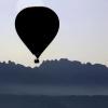 Ein Heißluftballon musste am Samstag auf dem Starnberger See notlanden. Ein Passagier wurde dabei leicht verletzt. (Symbolbild)