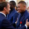 Macron will sich wohl für einen Verbleib von Mbappé bei PSG einsetzen.
