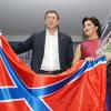 Anna Netrebko mit dem prorussischen Separatistenführer Oleg Zarjow und der „neurussischen“ Fahne.