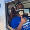 Der Busfahrer Chleo Cummings aus Kapstadt versucht, sich mit einer Schutzmaske gegen Fischgestank vor dem Coronavirus zu schützen. 