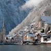 Schon schön: Unten der Hallstätter See, dahinter die Berge, dazwischen Hallstatt.