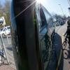Knifflige Situation: Die Ampel mit eingebautem Spiegel soll Radfahrer schützen. Foto: Friso Gentsch dpa