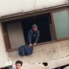 Ein Mann schaut aus seinem vom Erdbeben zerstörten Haus nach draußen. Die Katastrophe in Kobe ereignete sich vor 20 Jahren. 